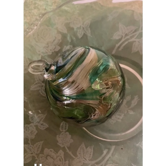 Hand Crafted Blown decorative glass ornament ball green with gold decor - Picture 4 of 10